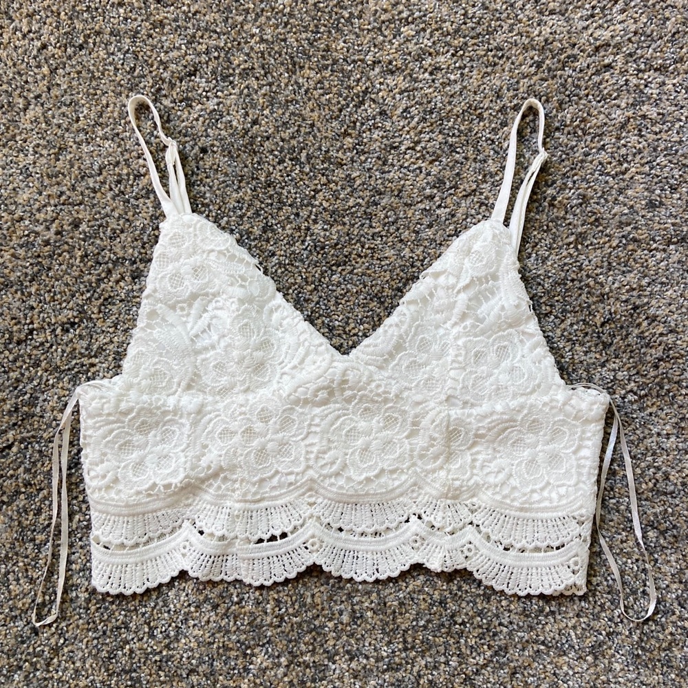 BOGO✨ NWOT LF White Crochet/Lace Crop Top